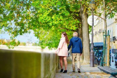 Çift Paris'te bir güzel bahar gününde dating