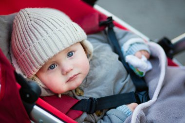 9 aylık bir bebek arabası mavi gözlü küçük çocuk