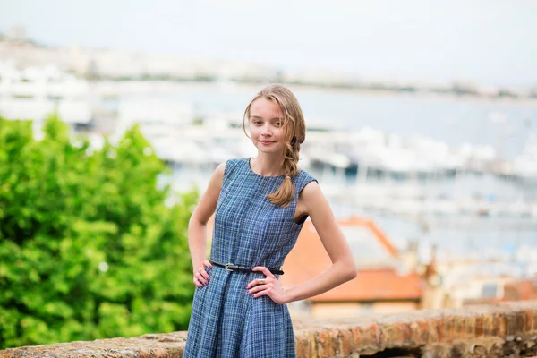 Ung kvinna på Le Suquet kulle i Cannes, Frankrike — Stockfoto