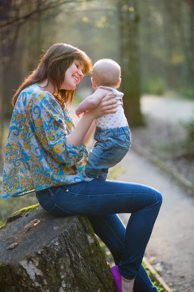 Ibu muda dengan bayi laki-lakinya di hutan — Stok Foto