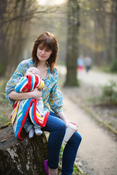 Ung mamma med hennes pojke i skogen — Stockfoto