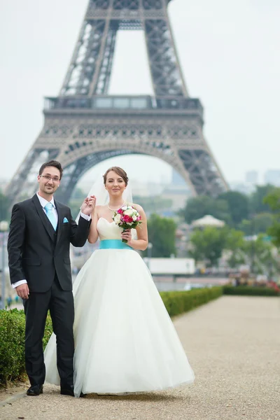 Just married couple in Paris — Stock Photo, Image