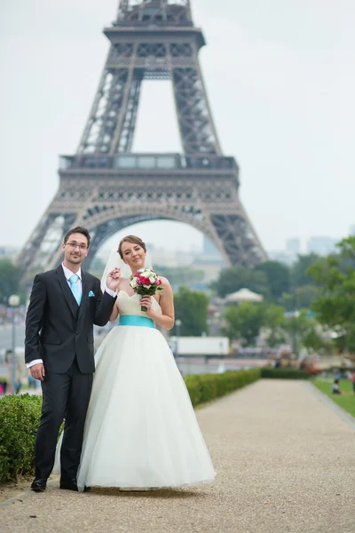 Enkel echtpaar in Parijs — Stockfoto