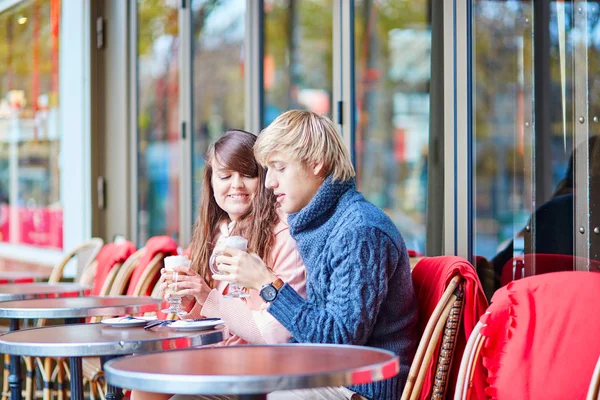 Citas pareja bebiendo café en un café parisino — Foto de Stock