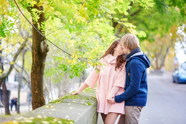 Jeune couple de rencontres à Paris par une belle journée de printemps — Photo