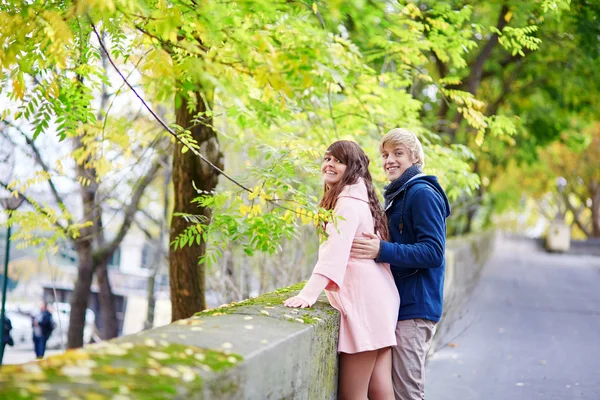 Jóvenes citas pareja en París en un bonito día de primavera — Foto de Stock