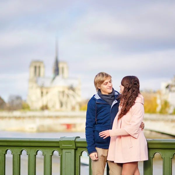 Dating couple near Notre-Dame de Paris — Stock Photo, Image