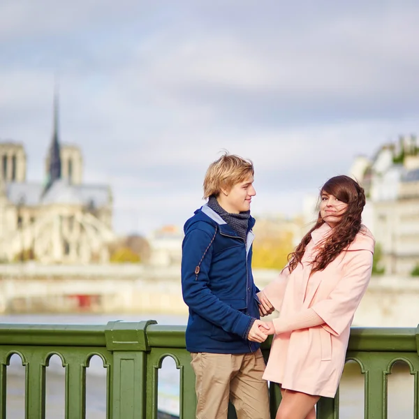 Namoro casal perto de Notre-Dame de Paris — Fotografia de Stock