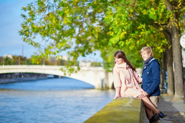 Namoro casal em Paris em um belo dia de primavera — Fotografia de Stock