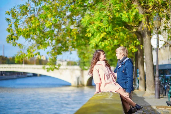 Citas pareja en París en un buen día de primavera — Foto de Stock