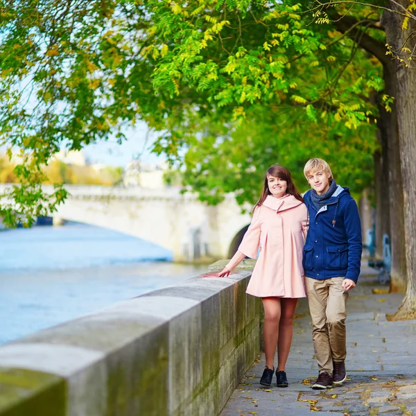 Paar in Parijs daten op een mooie lentedag — Stockfoto