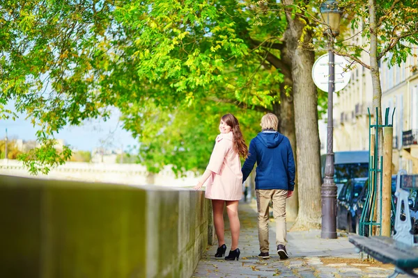 Citas pareja en París en un buen día de primavera — Foto de Stock