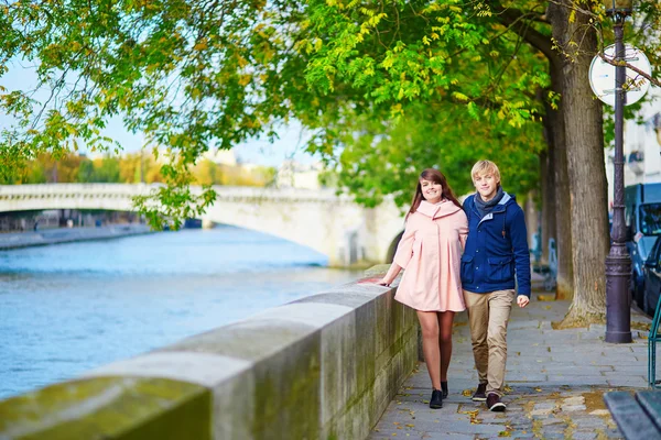 Incontri coppia a Parigi in una bella giornata di primavera — Foto Stock