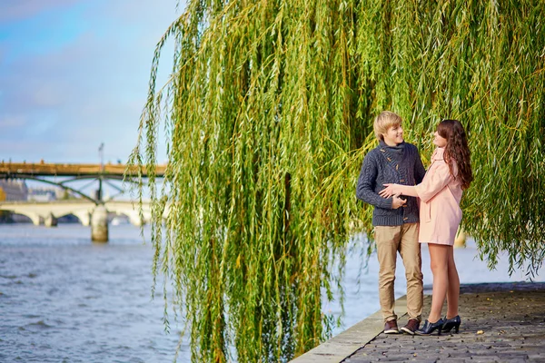 Dating par i Paris på en fin vårdag — Stockfoto