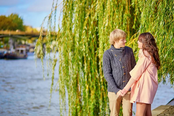 Paar in Parijs daten op een mooie lentedag — Stockfoto