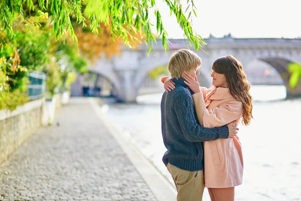 Dating par i Paris på en fin vårdag — Stockfoto