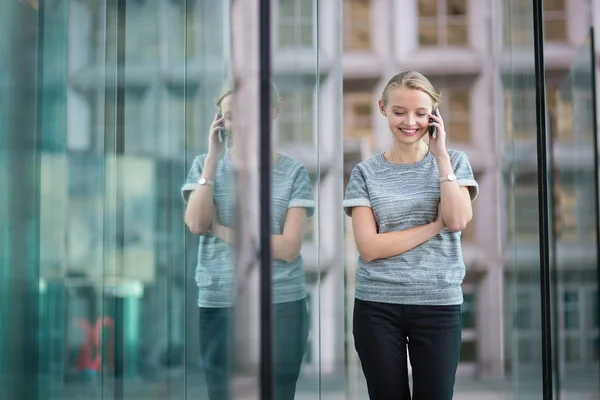 Ung affärskvinna som talar i telefon — Stockfoto