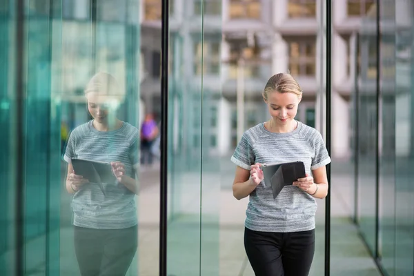 Giovane donna che utilizza tablet — Foto Stock