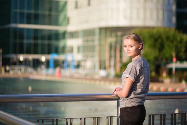 Young woman in business district of Paris — Stock Photo, Image