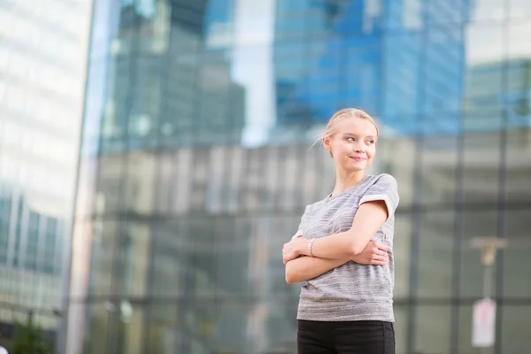 Young woman in business district of Paris — Stock Photo, Image