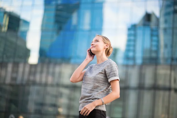 Young business woman speaking on the phone — Stock Photo, Image