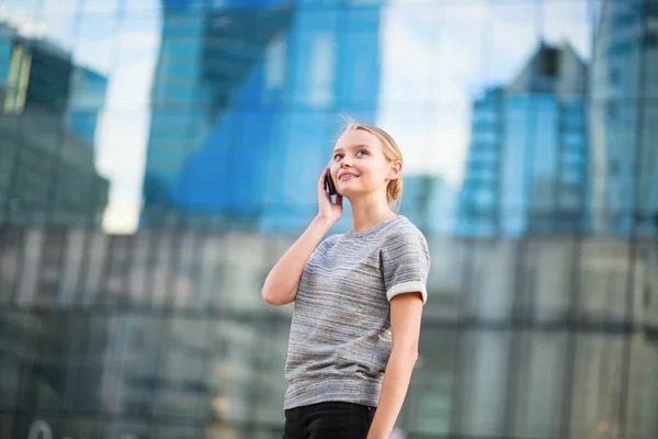 Young business woman speaking on the phone — Stock Photo, Image