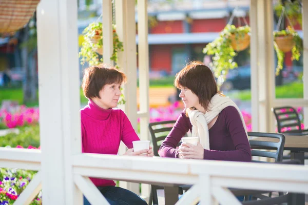 Mother and daughter together in cafe — Stock Photo, Image