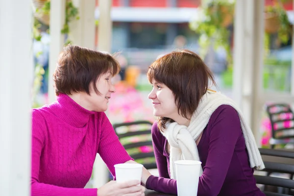 Mutter und Tochter gemeinsam im Café — Stockfoto