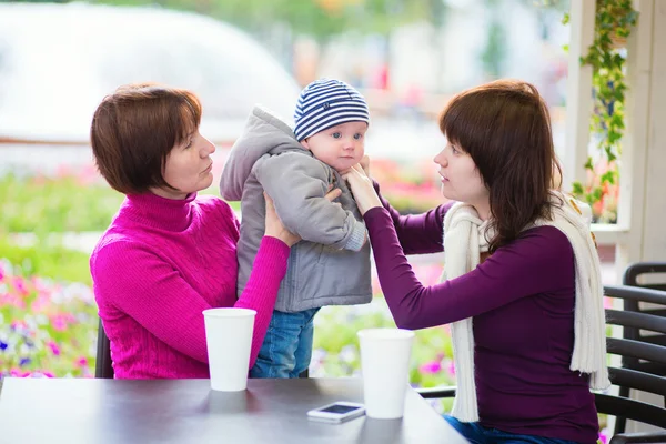 祖母、母と幼い息子のカフェで — ストック写真