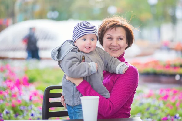 Donna di mezza età e il suo adorabile nipote — Foto Stock