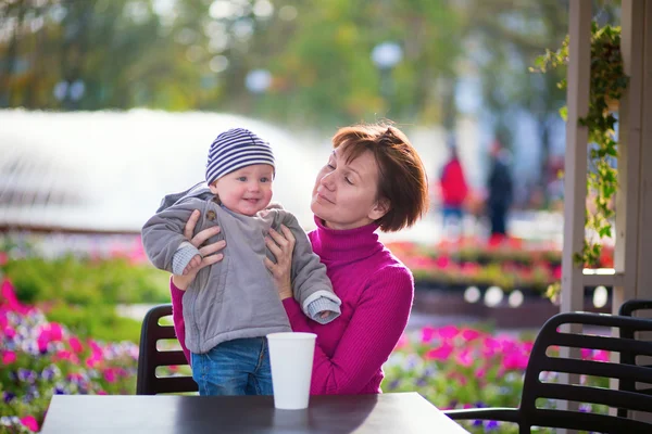 Frau mittleren Alters und ihr entzückender Enkel — Stockfoto