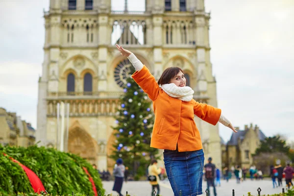 Happy young tourist in Paris on a winter day — Stock Photo, Image