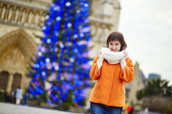 Happy young tourist in Paris on a winter day — Stock Photo, Image