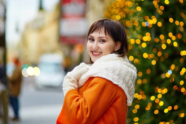 Cheerful young woman in Paris on a winter day — Stock Photo, Image