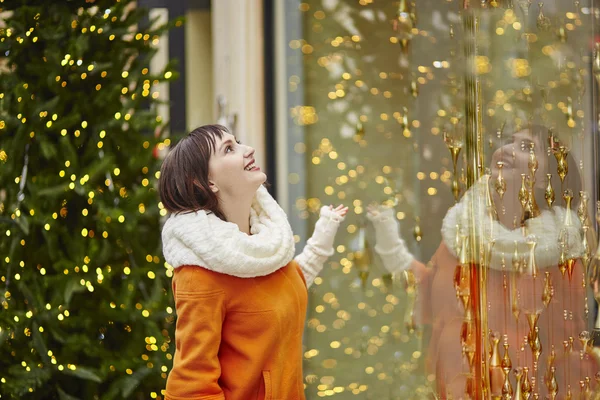 Ragazza che guarda le vetrine parigine — Foto Stock