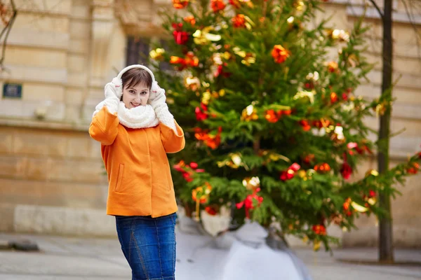 Cheerful young woman in Paris on a winter day — Stock Photo, Image