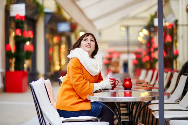 Mooi meisje in een Parijse buitencafé — Stockfoto