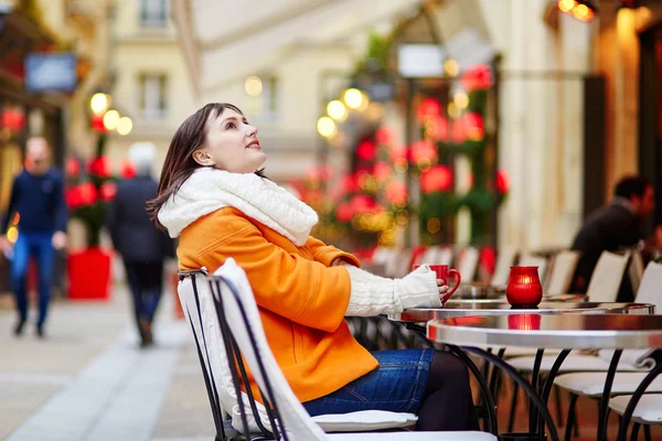 Belle jeune fille dans un café parisien en plein air — Photo