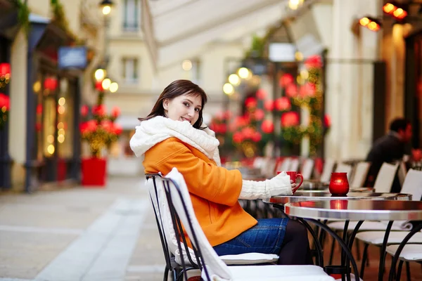 Hermosa joven en un café parisino al aire libre —  Fotos de Stock