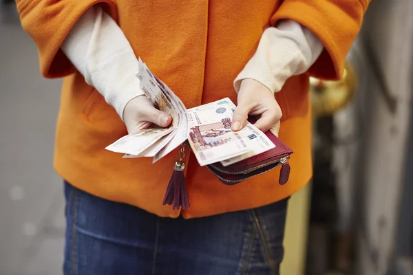 Kvinna händer som håller handväskan med ryska rubel — Stockfoto