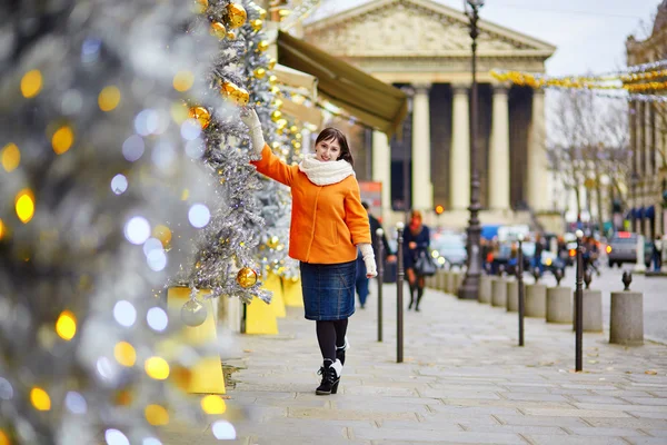 Feliz joven turista en París en un día de invierno —  Fotos de Stock