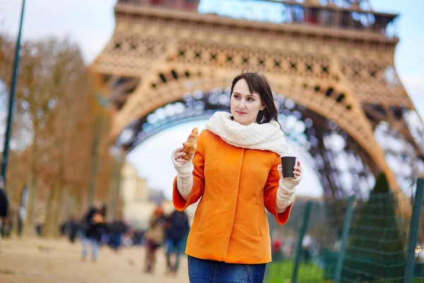 Mujer joven en París con croissant y café —  Fotos de Stock