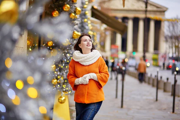 Happy young tourist in Paris on a winter day — Stock Photo, Image