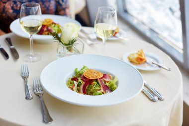 Otlar ve füme ördek göğsü salatası