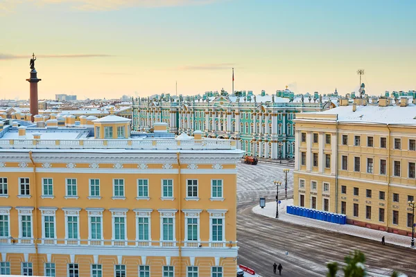 Malebný pohled na náměstí paláce v Petrohradě — Stock fotografie