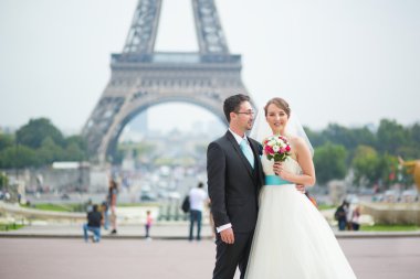 Sadece evli çift Paris'te Eyfel Kulesinin yakınında