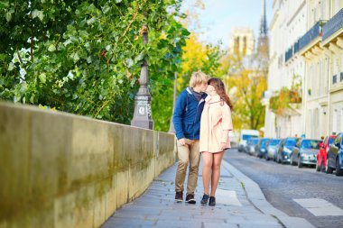Bir bahar gününde kaç Paris içinde kalma 
