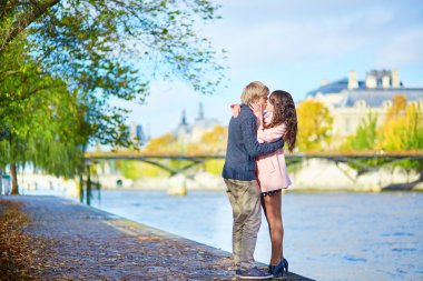 Bir bahar gününde kaç Paris içinde kalma 