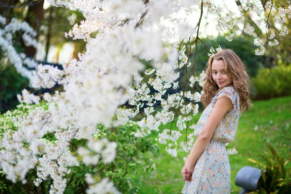 Hermosa chica en el jardín de flores de cerezo —  Fotos de Stock