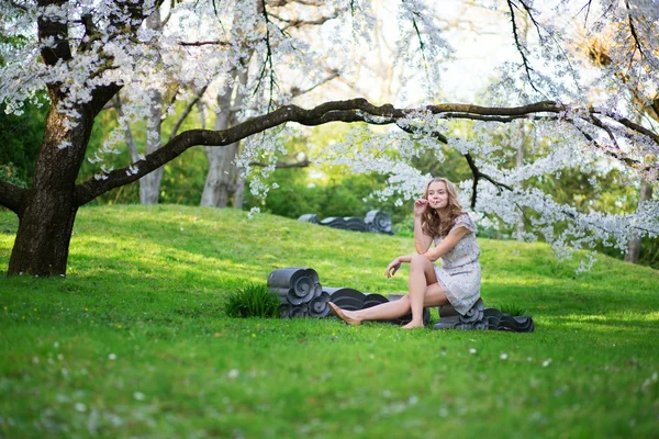 Ragazza in giardino fiorito in un giorno di primavera — Foto Stock